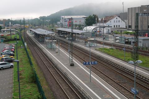 Am Mittwochmorgen sind offenbar viele Wetzlarer Pendler auf den Bahnstreik vorbereitet und kommen gar nicht erst zum Bahnhof.  Foto: Anna-Lena Fischer 