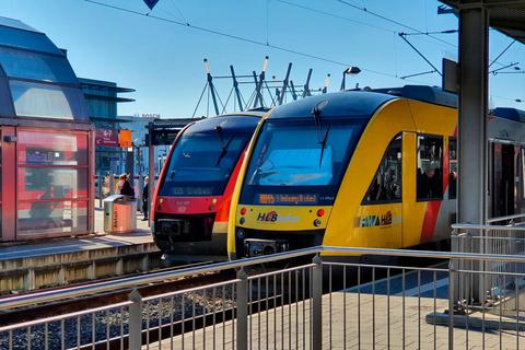 Ein Regionalexpress der Deutschen Bahn und eine Regionalbahn der Hessischen Landesbahn begegnen sich im Wetzlarer Bahnhof. Sie werden von Juni bis August noch voller sein als sonst: Auf touristischen Strecken wie im Lahntal erwartet der Rhein-Main-Verkehrsverbund durch das 9-Euro-Ticket mehr Fahrgäste.  Archivfoto: Pascal Reeber 