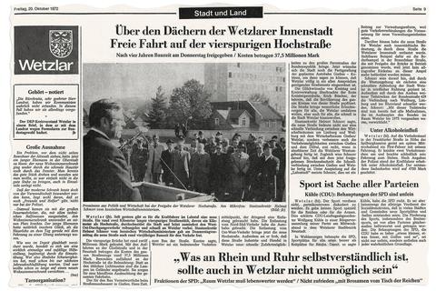 Reden, Glückwünsche und die Männer tragen noch Hut: Als am 19. Oktober 1972 die Hochstraße freigegeben wird, ist die WNZ natürlich dabei. Der Erste Kreisbeigeordnete lobt: Die Bevölkerung des gesamten Kreises profitiere von dieser Straße. Ob das heute auch so gesagt würde? Foto: WNZ-Archiv 