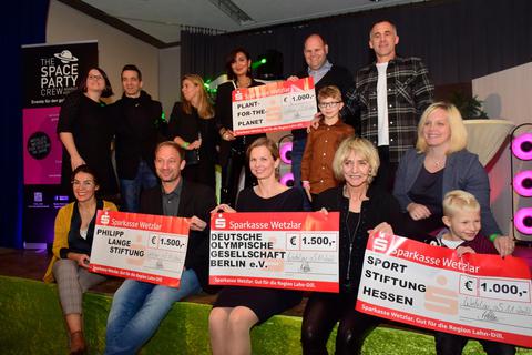 Spenden in Höhe von 5000 Euro übergibt die "Space Party Crew against Aids" an vier Organisationen. © Lothar Rühl
