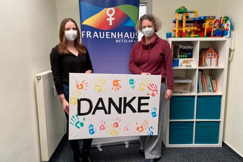 Ein Dankeschön an die Jochen Blöcher GmbH für eine Spende von 2000 Euro an das  Frauenhaus.  Foto: Frauenhaus Wetzlar 