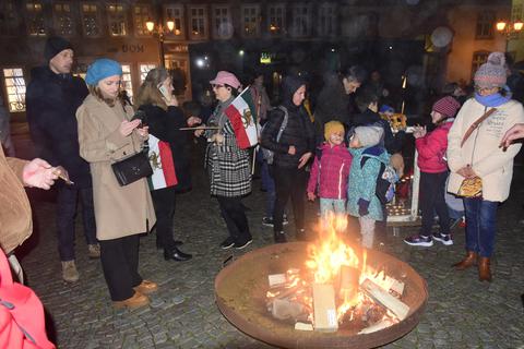 Abschluss der Aktion Wetzlar solidarisch" beim Lagerfeuer auf dem Domplatz. Foto: Lothar Rühl