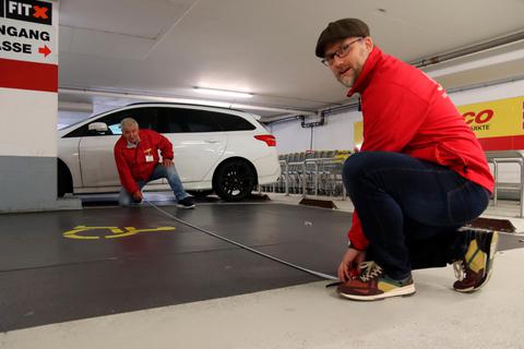 Ist der Behindertenparkplatz breit genug? Die Experten Jens Womelsdorf und Willi Kerkes überprüfen es. Foto: Tanja Freudenmann 