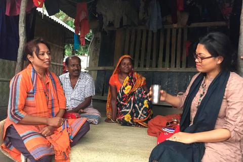 Yi Yi Prue (l.) spricht mit Klimaopfern. Foto: Netz Bangladesh 