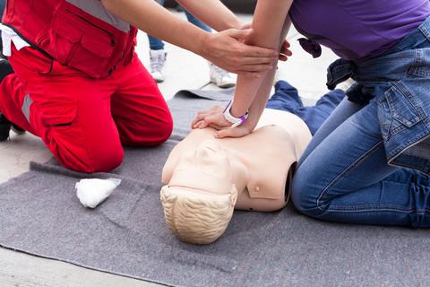 Den Ernstfall proben: Schulsanitäter haben in ihrer Ausbildung auch Erste-Hilfe-Schulungen. Symbolfoto: wellphoto/stock.adobe 