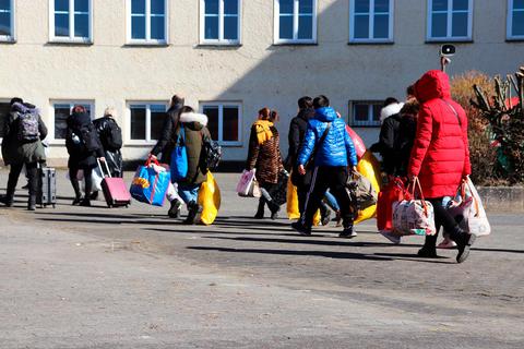 Flüchtlinge aus der Ukraine bei ihrer Ankunft im vergangenen Jahr in einer Unterkunft in Wetzlar.