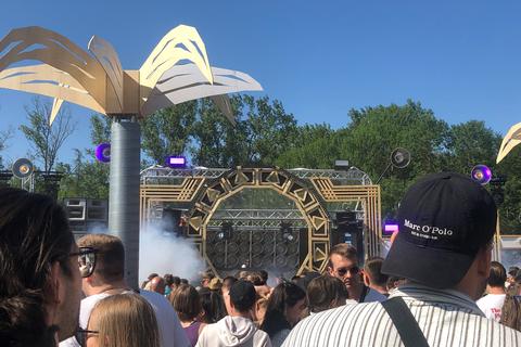 Gutes Wetter, gute Stimmung: Beim James-Wood-Festival im Wetzlarer Finsterloh feiern am Samstag mehrere Tausend Techno-Fans gemeinsam.