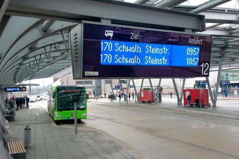 Schwerpunkt der Kontrolle am Wetzlarer Busbahnhof sollen die Fahrscheine sein.  Foto: Pascal Reeber 