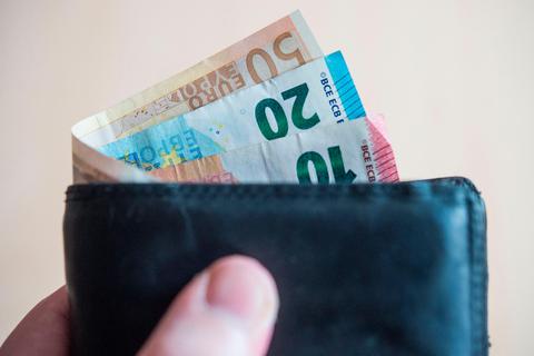 Ab dem 1. Oktober wird der gesetzliche Mindestlohn bundesweit auf zwölf Euro pro Stunde erhöht.  Foto: Lino Mirgeler/dpa 