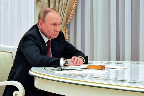 Aus Angst vor Corona-Infektionen sitzt der russische Präsident Wladimir Putin im Kreml an einem langen Tisch weit entfernt von seinen Gesprächspartnern. Beim Thema Krieg haben einige der Corona-Demonstranten aus dem Lahn-Dill-Kreis mehr Verständnis für Putin.  Foto: Mikhail Klimentyev/Pool Sputnik Kremlin/AP/dpa 