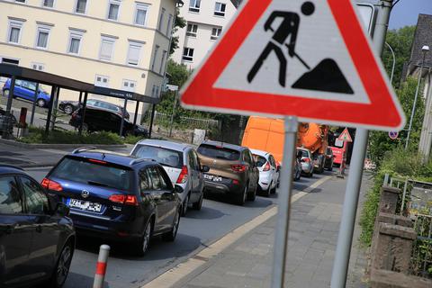 Stau, Stau, Stau: In der Ernst-Leitz-Straße ist das Fortkommen für Autofahrer derzeit eher unangenehm, Radler und Fußgänger haben weniger Sorgen. Foto: Pascal Reeber