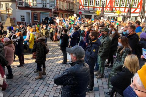 Rund 400 Menschen haben am Samstagnachmittag auf dem Wetzlarer Kornmarkt ihre Solidarität mit der Ukraine bekundet. Eine der wichtigsten Forderungen war auch in Wetzlar das sofortige Swift-Aus für Russland. Foto: Uwe Röndigs  