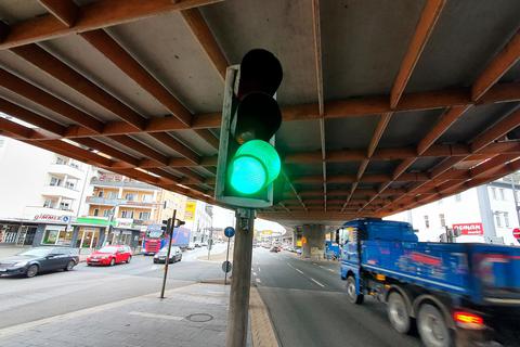 Die Tage der Hochstraße durch Wetzlar sind gezählt. Ihre maximale Nutzungsdauer endet 2027, sie wird danach abgerissen. Der Bund hat entschieden, die B 49 im Anschluss nicht als neue Hochstraße wieder aufzubauen, sondern in Form einer Umfahrung Dalheims mit Tunnel neu zu errichten.  Foto: Pascal Reeber 