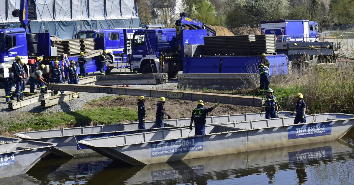 Aufbau der Pontonbrücke bei Naunheim: THW im Großeinsatz