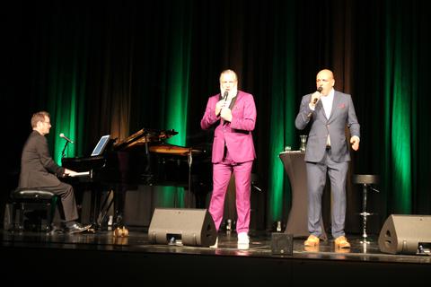 Ein letztes Mal stehen sie in Wetzlar zusammen auf der Bühne: Marc Marshall und Jay Alexander verabschieden sich als Duo von ihrem Publikum. Am Klavier werden sie dabei von René Krüger begleitet. 