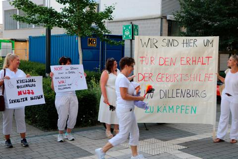 Mit einer Demo protestieren Hebammen und Krankenschwestern gegen die geplante Schließung der Geburtsstation in der Dillenburger Klinik.  Archivfoto: Jörgen Linker 
