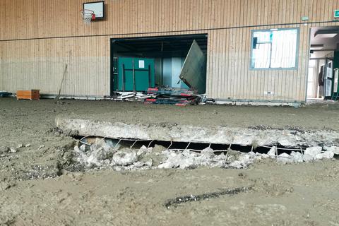 Die Sporthalle der Grundschule Ahrweiler ist nach dem Hochwasser komplett zerstört.  Foto: Sabine Schenke 