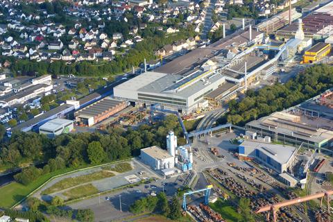 Bei Buderus Edelstahl in Wetzlar sind aktuell etwa 1300 Menschen beschäftigt. Das Unternehmen plant aktuell den Abbau von mindestens 15 Prozent dieser Stellen und nennt als Grund die Tatsache, dass in Wetzlar wegen gestiegener Energie- und Materialkosten nicht mehr konkurrenzfähig produziert wird.