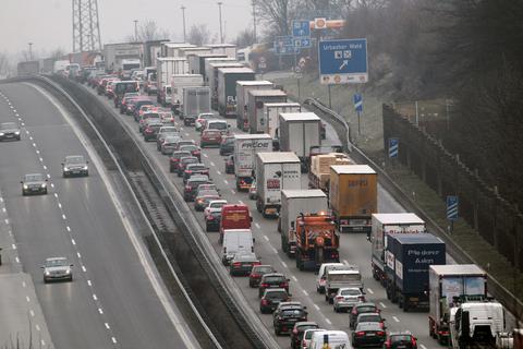 Auf der Autobahn A3 hat sich ein Stau gebildet: Zum Beginn der Weihnachtsferien müssen Autofahrer mit dichtem Verkehr rechnen (Symbolfoto).