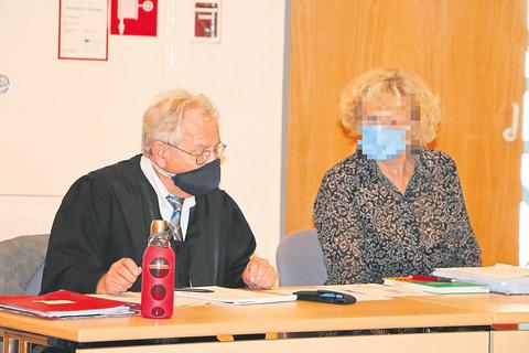 Die Angeklagte und ihr Rechtsanwalt Dietmar Kleiner müssen in den nächsten Tagen beraten, wie sie sich zum beantragten Berufsverbot gegen die Medizinerin verhalten.  Archivfoto: Jörgen Linker 