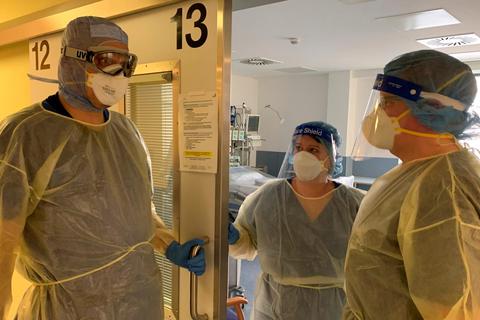 Auf der Intensivstation kämpfen (v.l.) Dirk Schumann, Isabell Muskat und Florian Gilbert um das Leben der Corona-Patienten mit schweren Verläufen.  Foto: Tobi Manges 