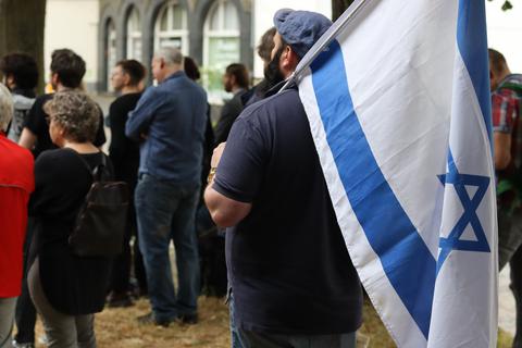 Knapp 60 Personen demonstrieren in Wetzlar gegen den Auftritt von Lisa Fitz im Rahmen der Festspiele.