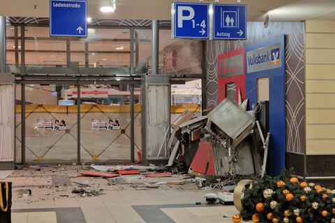 In der Nacht zu Freitag, 6. Januar 2023, haben bisher unbekannte Täter zwei Geldautomaten im Wetzlarer Einkaufszentrum „Forum” gesprengt.