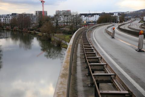 Eine Vollsperrung der B 49 im Bereich Taubensteinbrücke kündigt Hessen Mobil für das letzte Aprilwochenende an.  Foto: Pascal Reeber 