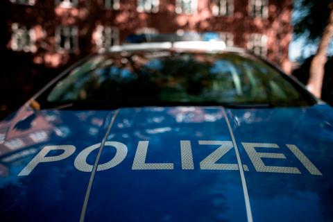 Nachdem sie eine Feier im Wetzlarer Dillfeld beendet hatten, wurden Polizeibeamte von den Party-Besuchern attackiert. Symbolfoto: dpa 