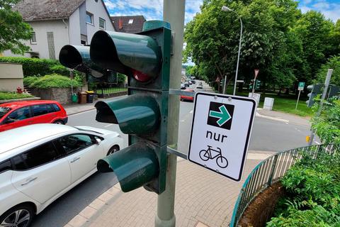 Rechts abbiegen trotz Rotlicht für Radler erlaubt: In Wetzlar ist ein Verkehrsversuch zur Nutzung des Grünpfeils angelaufen. Die neuen Schilder hängen an vier Knotenpunkten in der Stadt. Foto: Pascal Reeber 