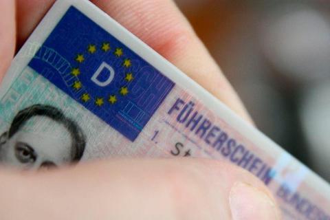 Einen neuen Führerschein können Bürger des Lahn-Dill-Kreises ab sofort auch online beantragen. © Bundesregierung/Stutterheim
