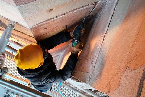 Erster Schritt der Sanierungsarbeiten am Turm: Hunderte Meter Fugen werden geöffnet, damit neues Fugenmaterial eingebracht werden kann.  Foto: Pascal Reeber 
