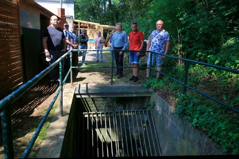 Gitter an verrohrten Bacheinläufen (hier in Garbenheim) können sich bei Starkregen zusetzen und zu Überflutungen führen. Die Stadt plant eine Analyse solcher Engstellen. Archivfoto: Pascal Reeber 