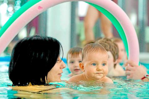 Das Babyschwimmen und die Schwimmkurse für Kinder sind bei der Schwimmschule "Plitsch-Platsch" in Wetzlar stark nachgefragt gewesen.  Archivfoto: Michael Reichel/dpa  