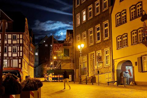 "Dunkel war's, der Mond schien helle", beginnt ein bekanntes Gedicht eines unbekannten Verfassers. Damit es in der Altstadt in Zukunft nicht dunkel und leer wird, sondern Menschen dort mit heller Freude leben, einkaufen oder ausgehen, hat das Stadtparlament die Aufstellung eines Rahmenplans beschlossen. Er wird auch die Frage stellen (und im besten Fall beantworten), wohin sich Plätze wie der Kornmarkt entwickeln.  Foto: Pascal Reeber 