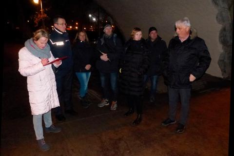 Die Kompass-Arbeitsgruppe begutachtet die Beleuchtung in den Abendstunden - hier an der Alten Lahnbrücke.  Foto: Stadt Wetzlar 