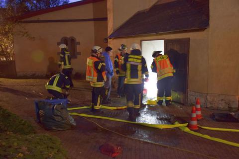 Feuerwehrleute pumpen eingedrungenes Wasser aus den Kellerräumen der Unteren Stadtkirche am Wetzlarer Schillerplatz. 