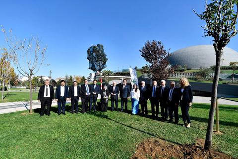 Vertreter von Lahn-Dill-Kreis und Stadt Osmangazi pflanzen einen Baum als Symbol der wachsenden Partnerschaft. © Stadt Osmangazi