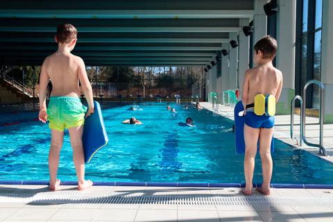An einem Vormittag unter der Woche lernen 250 bis 300 Schüler im Europabad das Schwimmen, öffentliches Schwimmen am Vormittag wie zu Vor-Corona-Zeiten ist momentan nicht möglich.