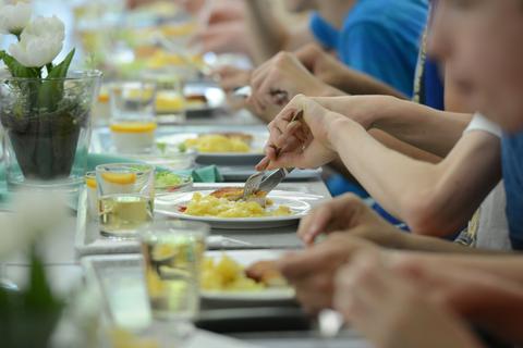 Beim Bildungspaket für Kinder können unter anderem auch Kosten für die Mittagsverpflegung in Schulen oder Kitas übernommen werden.
