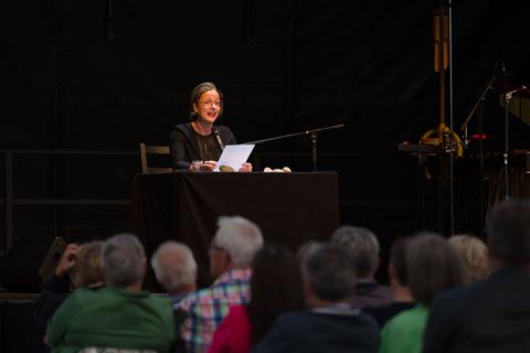 Schauspielerin Claudia Michelsen liest im Wetzlarer Leitz-Park vor 380 Zuhörern aus Momo. Begleitet wird sie von dem Schlagzeuger und Perkussionisten Stefan Weinzierl, 