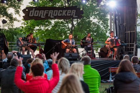 Die "Dorfrocker" auf der Open-Air-Bühne am Dutenhofener See beim Konzert unter Corona-Bedingungen. Foto: Christian  Lademann 