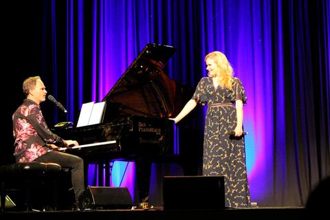 Navina Heyne und Thomas Borchert, der auch gerne mal selbst am Klavier sitzt, harmonieren nicht nur auf der Bühne. Sie sind auch im wirklichen Leben ein Paar. Foto: Markus Fritsch 