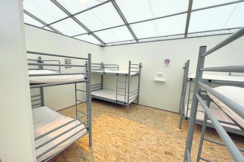 Vier Stockbetten für acht Flüchtlinge: So sehen die offenen Kabinen im Festzelt auf dem Festplatz Finsterloh aus. In der Unterkunft können bis zu 472 Menschen ein Bett finden. Bis Mai bleibt das Zelt.