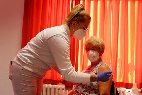 DRK-Mitarbeiterin Sina Breitenstein (l.) impft Edeltraud Mink im Nachbarschaftszentrum im Wetzlarer Westend.  Foto: Tanja Freudenmann 