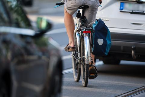 Um solche Situationen zu vermeiden, gibt es jetzt neue Fahrradstraßen. Diese Fahrradstraßen auf dem Anlagenring werden bislang nur selten von Radfahrern genutzt. 