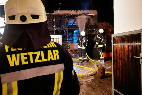 Die Feuerwehr Wetzlar startet eine Kampagne zur Mitgliedergewinnung. Hier sind die Einsatzkräfte aus Wetzlar zu einem Brand eines Carports gerufen worden. Foto: Ernesto Castrejon/Freiwillige Feuerwehr Wetzlar 