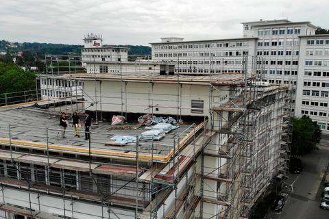 Begutachten den Stand der Dachsanierung am Neuen Rathaus (von links): Heidrun Rücker, Norbert Glaser und Dezernent Andreas Viertelhausen.  Foto: Pascal Reeber 