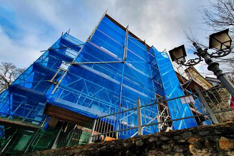 Das Haus der Jugend versteckt sich hinter blauen Planen. Foto: Pascal Reeber 