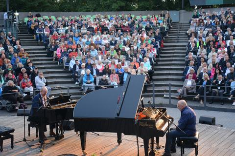 Chris Hopkins (links) und David Frenkel spielen vor 850 Besuchern im Rosengärtchen.